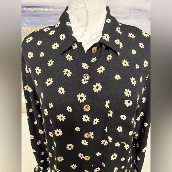 carole little Tops - CAROLE LITTLE Collared Blouse Top Button Front Black off-white flowers  Size 6